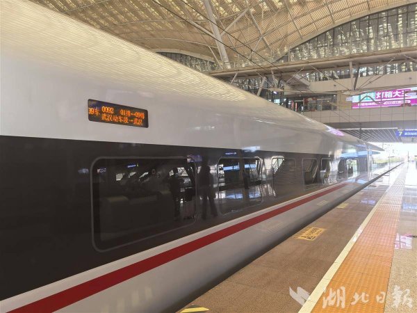 鼎合网配资 日均到发近500车次的武汉火车站，这趟列车为何停靠24小时