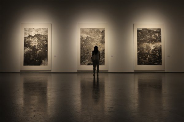 股壹佰 墨色深潜十年功，程十发美术馆呈现朱敏“黑金山水”